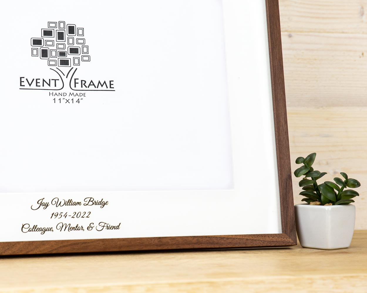 Bilderrahmen aus massivem Walnuss-Hartholz mit gravierter Passepartout