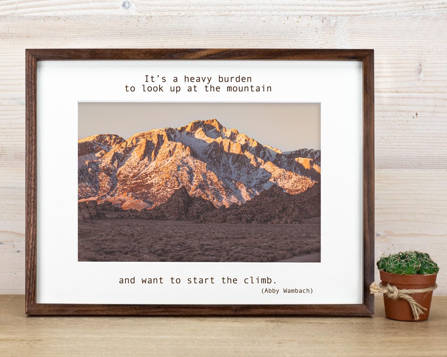 Bilderrahmen aus massivem Walnuss-Hartholz mit gravierter Passepartout