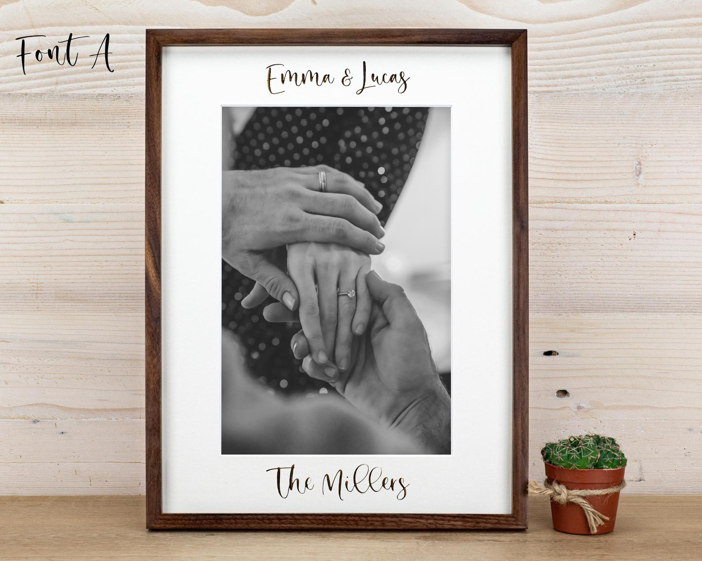 Bilderrahmen aus massivem Walnuss-Hartholz mit gravierter Passepartout