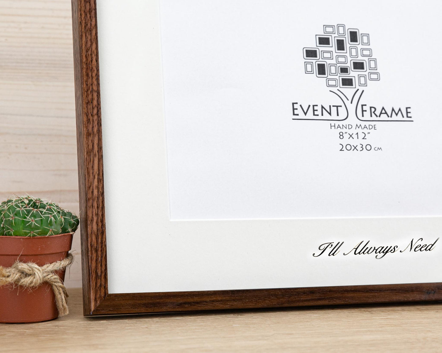 Bilderrahmen aus massivem Walnuss-Hartholz mit gravierter Passepartout