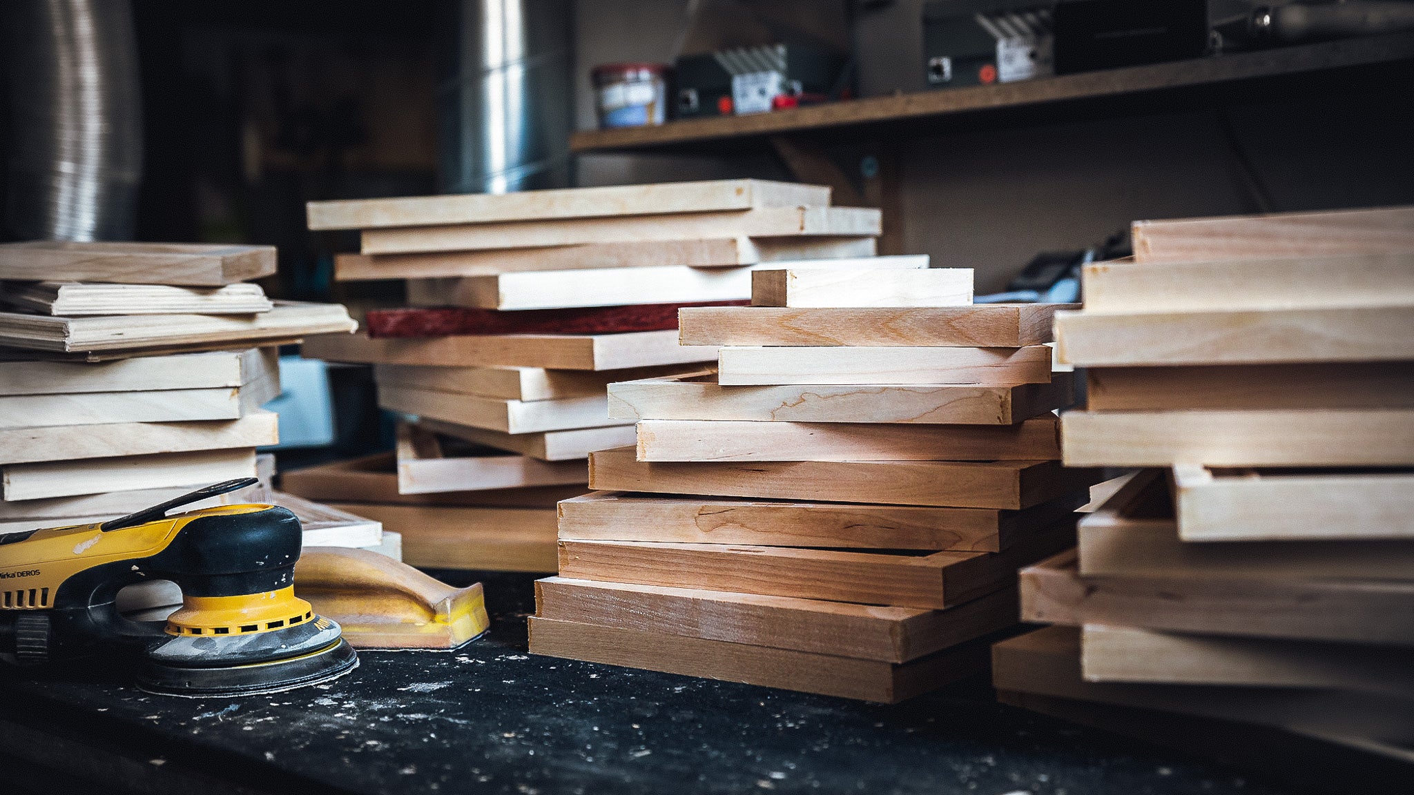 Carica il video: Video of woodworking process of making a high quality handmade picture frame in a woodworking studio.