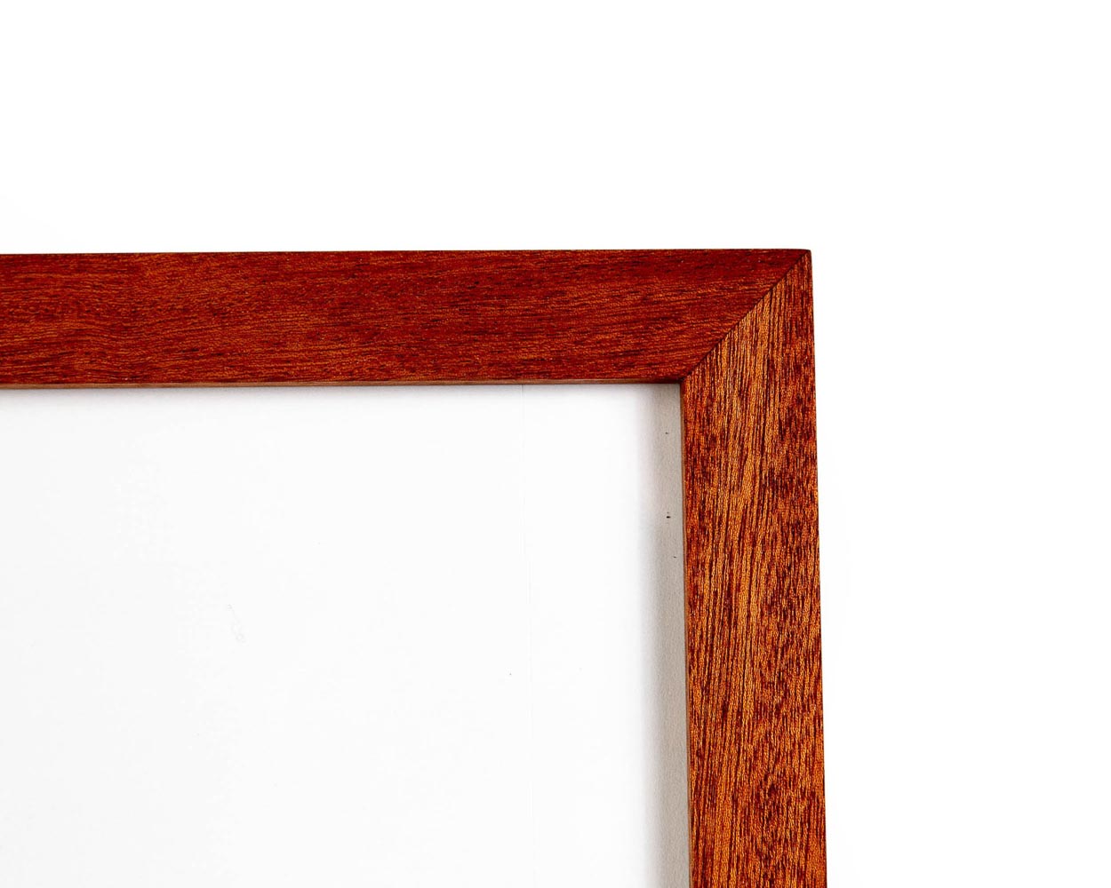 Cadre photo en bois dur de sapelli africain massif au design moderne